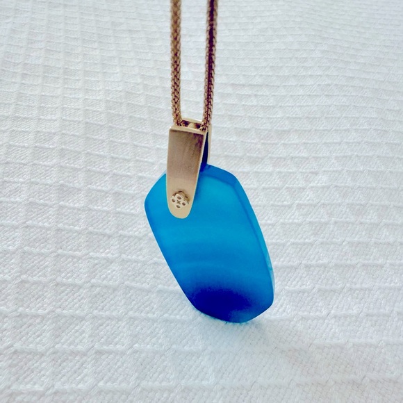 NWOT Kendra Scott Inez pendant necklace, beautiful blue glass stone with gold - Picture 4 of 4